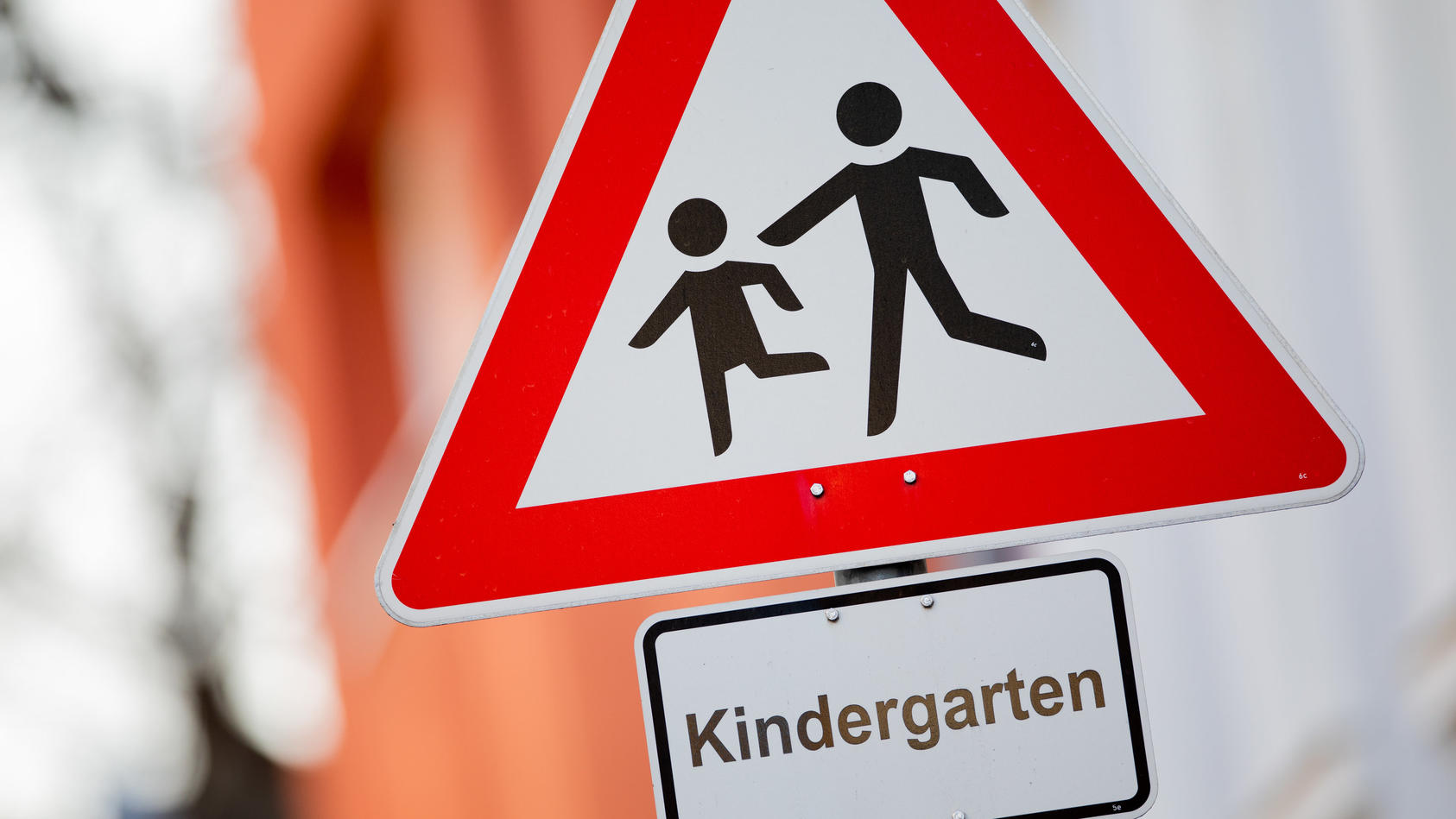 23.02.2021, Nordrhein-Westfalen, Köln: Ein Verkehrsschild "Achtung, Kinder!" mit dem Hinweis "Kindergarten" steht vor einer Kindertagesstätte (Kita). Seit dem 22.02.2021 haben die Kindertagesstätten im eingeschränkten Regelbetrieb wieder für alle Kin