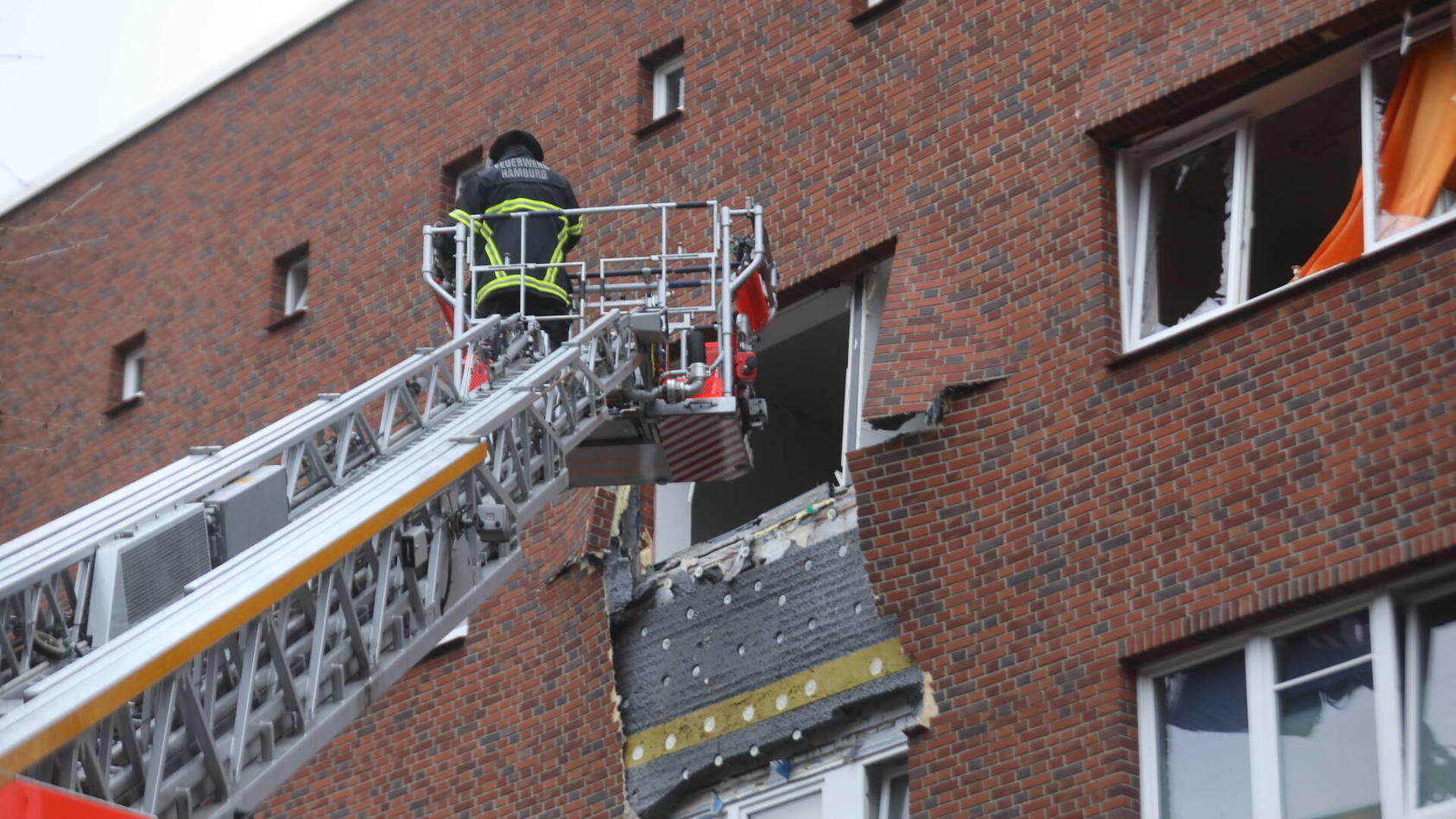 Zwei Männer hatten in Hamburg mit Drogen hantiert und dabei eine Explosion ausgelöst.