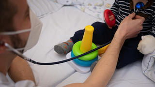 12.02.2021, Baden-Württemberg, Stuttgart: Ein Arzt untersucht im Olgahospital des Klinikums Stuttgart ein Kind. (zu dpa: «DAK: Fast jede zweite Kinder-Operation wegen Lockdown ausgefallen») Foto: Sebastian Gollnow/dpa +++ dpa-Bildfunk +++