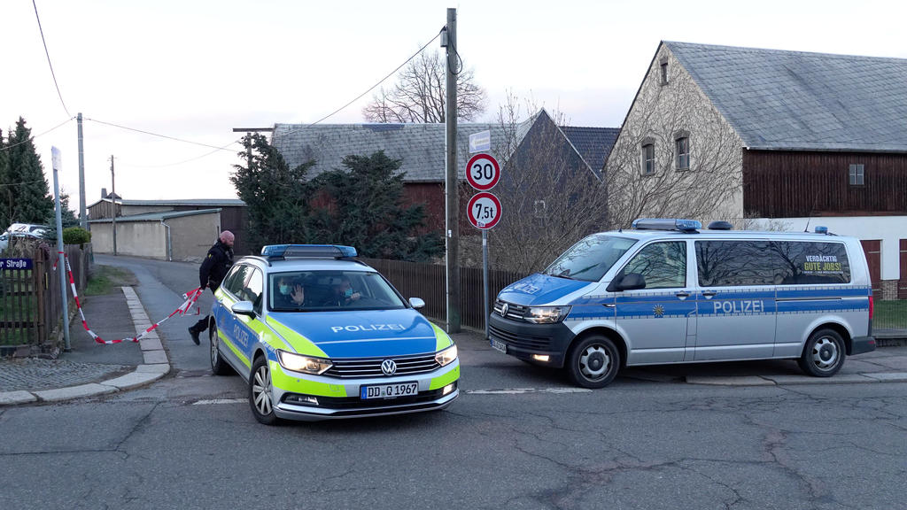 Spurensuche nach der Bluttat in Limbach- Oberfrohna.