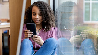 Kind mit Smartphone