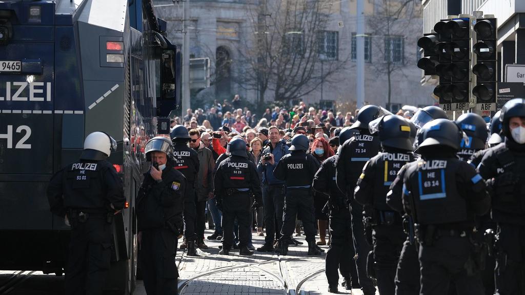 20.03.2020 xkhx Kassel, Innenstadt Demonstration der Querdenker gegen Corona-Beschränkungen Freie Bürger Kassel - Pegida Aus ganz Deutschland wollen Kritiker der Corona-Maßnahmen am 20.3.2021 nach Kassel strömen - droht hier ein Superspreader -Event
