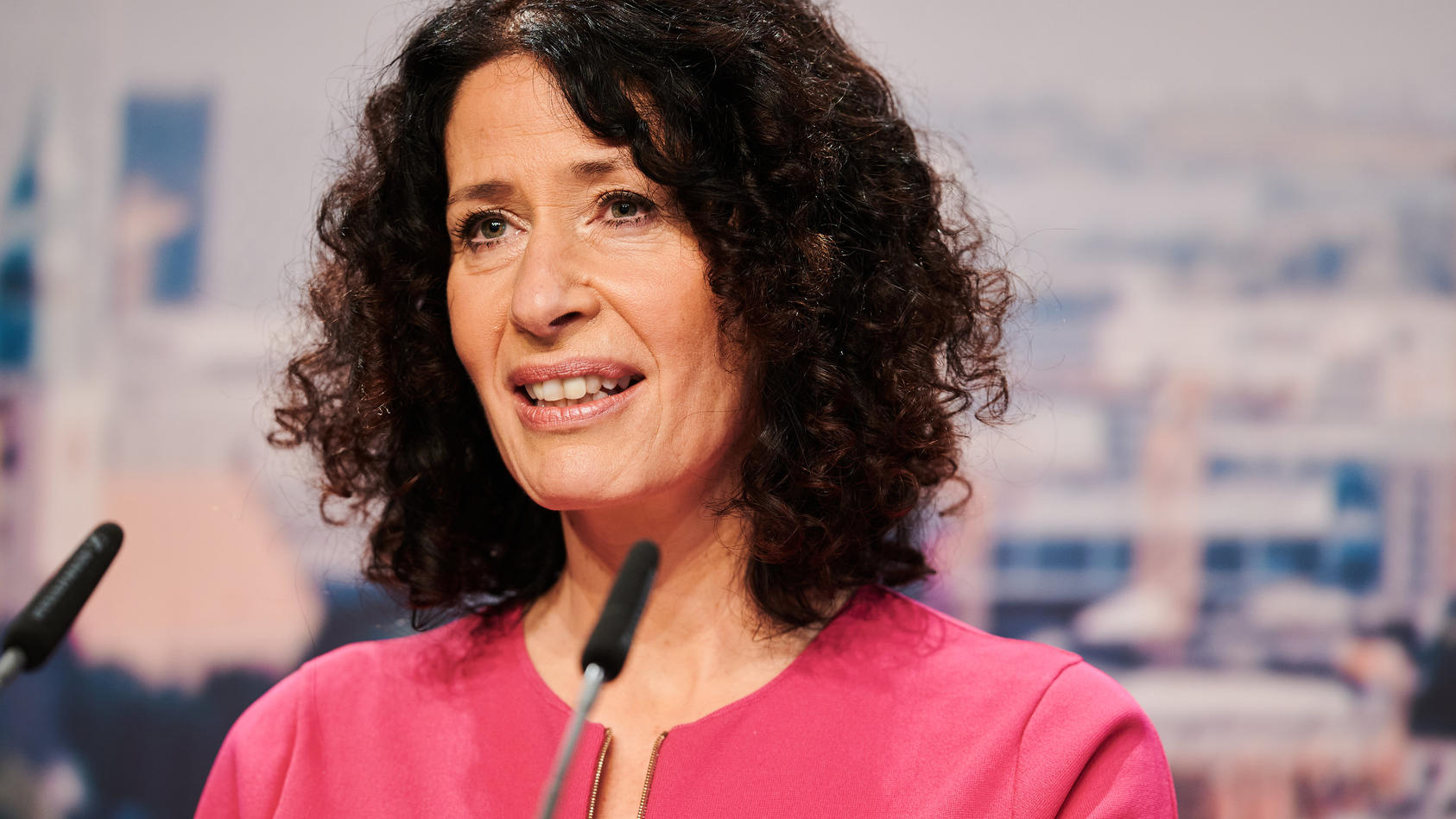 ARCHIV - 12.12.2020, Berlin: Bettina Jarasch, frühere Landesvorsitzende von Bündnis 90/Die Grünen in Berlin, spricht bei der digitalen Landesdelegiertenkonferenz im Estrel Hotel. Jarasch wurde zur Spitzenkandidatin für die Wahl zum Abgeordnetenhaus i