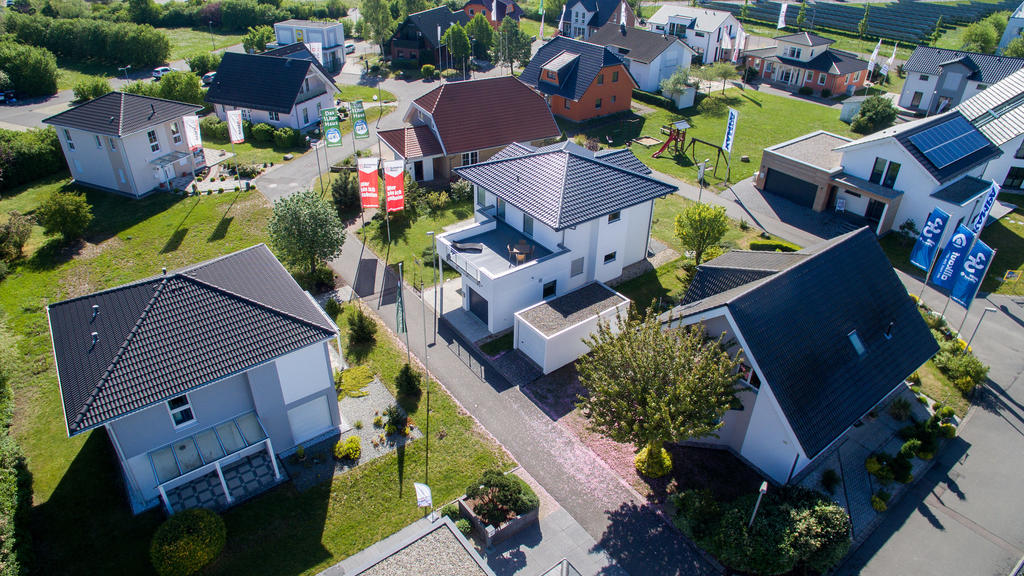 ARCHIV - 30.04.2019, Sachsen, Schkeuditz: Blick auf den Unger Musterhauspark im Schkeuditzer Ortssteil Dölzig