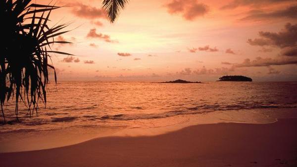 Der Sonnenuntergang an der Südküste Sri Lankas taucht den Strand in orangefarbenes Licht. Undatiertes Foto., The sunset at the Southern coast of Sri Lanka colours the beach orange. Undated photo.