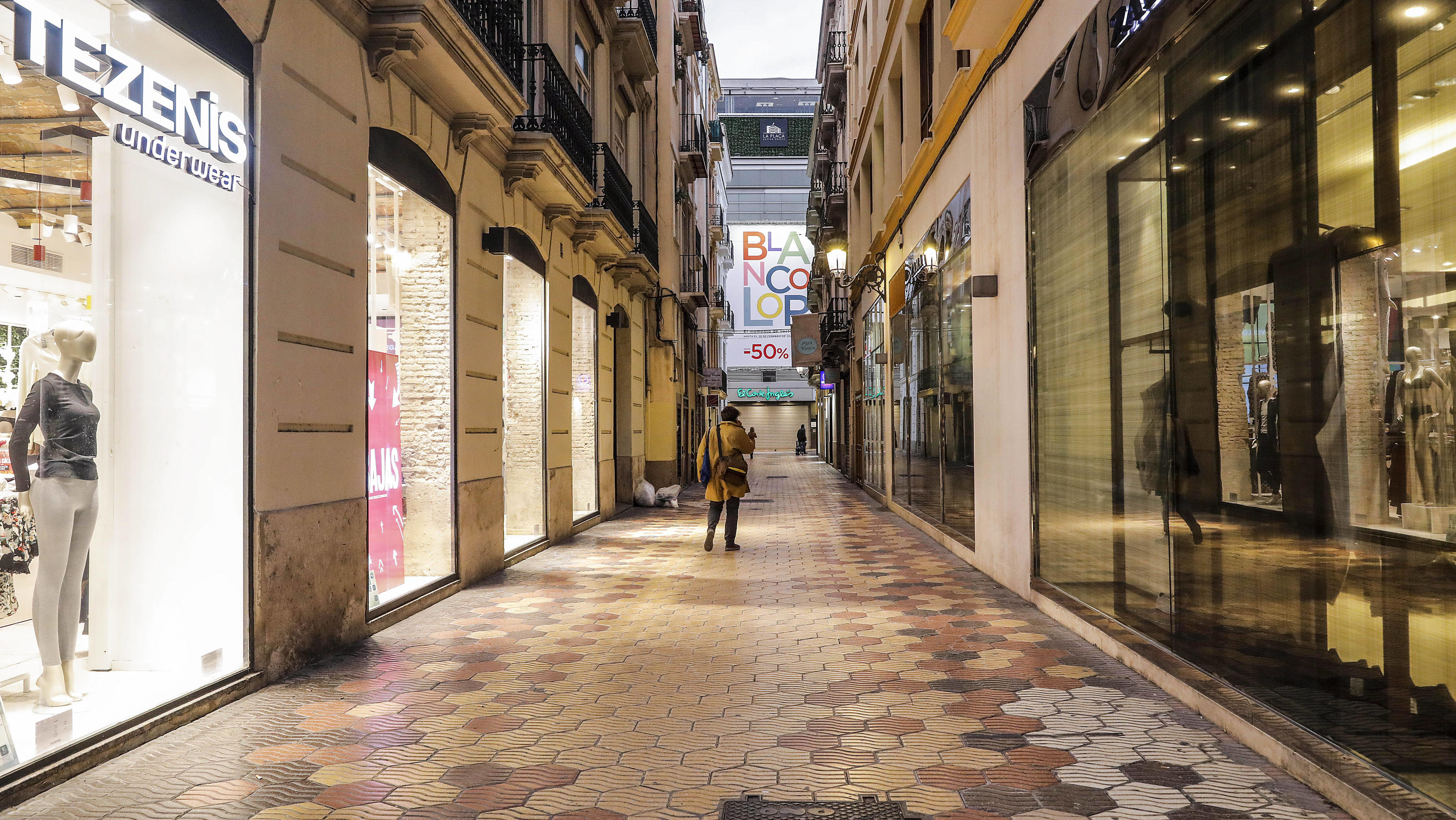  A shopping street in Valencia with all its establishments closed on the first day of the total closure of the hotel and catering industry and shops at 6pm in Valencia, Comunidad Valenciana Spain, on 21 January 2021. At 0.00 am today, the decree of t