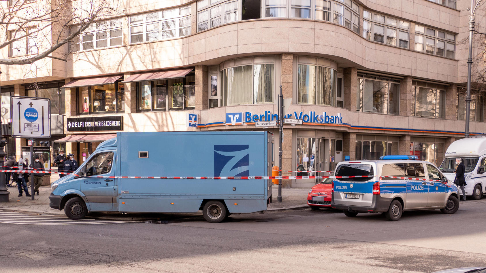 Mitten auf dem Kurfürstendamm in Berlin hat eine Bande von Kriminellen Mitte Februar einen Geldtransporter ausgeraubt
