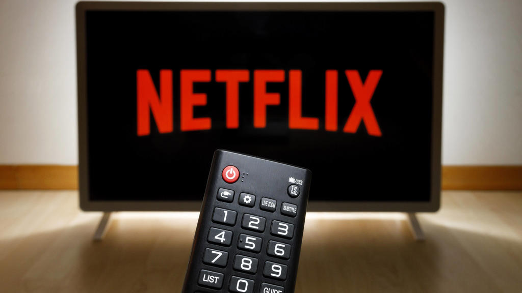 Netflix-Logo auf einem Fernseher. Netflix ist ein US-amerikanisches Medienunternehmen, das sich mit dem kostenpflichtigen Streaming und der Produktion von Filmen und Serien beschäftigt.
