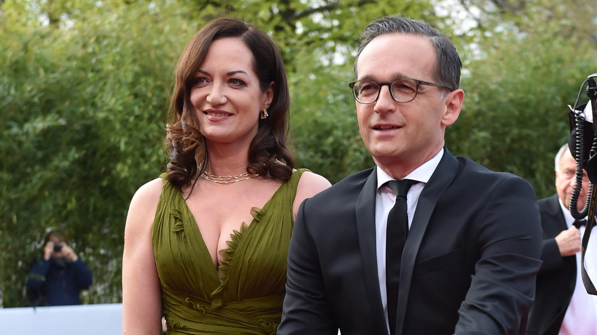Heiko Maas und Natalie Wörner gemeinsam auf dem roten Teppich bei der Verleihung des 67. Deutschen Filmpreises in Berlin.