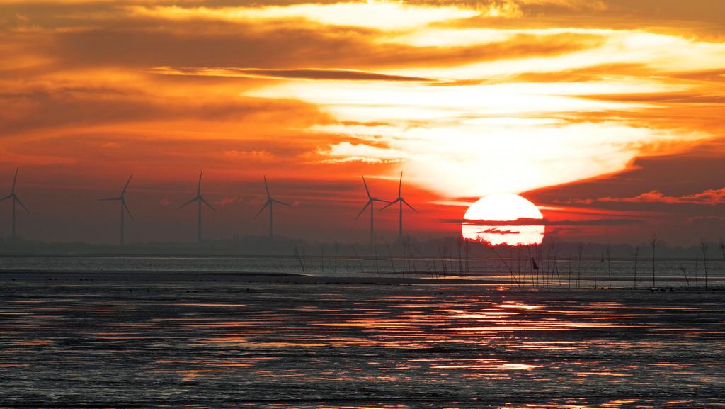 Sonnenuntergang auf der Aussenweser bei Wremertief, im Hintergrund Butjadingen im Landkreis Wesermarsch, Deutschland, Niedersachsen, Cuxhaven sunset at the outer Weser near Wremertief, in the background Butjadingen county Wesermarsch, Germany, Lower