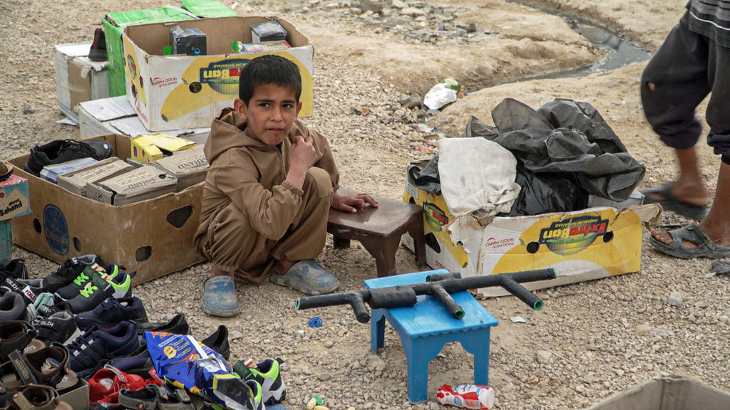 Kind mit Spielzeuggewehr im Al-Hol-Camp