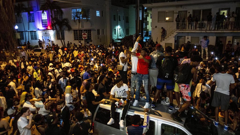 Massen junger Menschen stellen Miami Beach auf den Kopf.