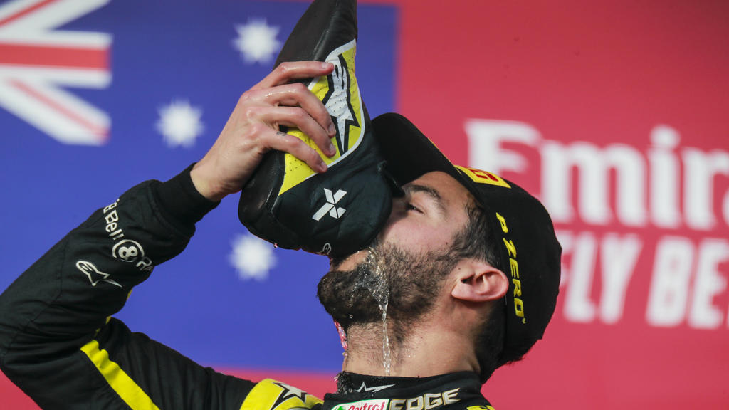 Daniel Ricciardo (hier nach Platz 3 beim Imola-Rennen 2020) schlürft bei Podest-Besuchen gerne Schampus aus seinem Rennschuh