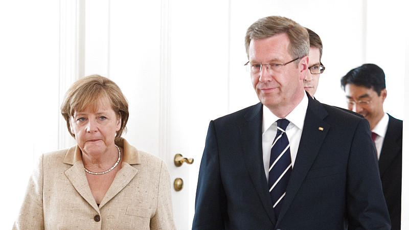 Die Kanzlerin und ihr Präsident: Die Opposition fordert von Merkel ein Statement zu Wulff