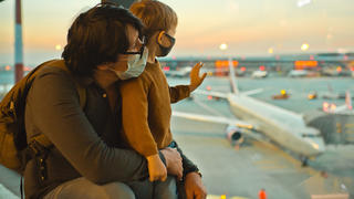 Vater mit Sohn am Flughafen