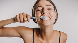 Gelbe Zähne durch falschen Putzen? Geht das?