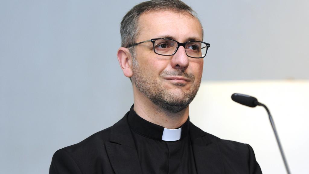 Generalvikar Stefan Heße bei der Vorstellung Pressekonferenz des neuen Kölner Erzbischof Rainer Maria Kardinal Woelki am 12.07.2014 in Köln.Vicar General Stefan Hesse at the presentation Press conference the New Cologne Archbishop Rainer Mary Cardina