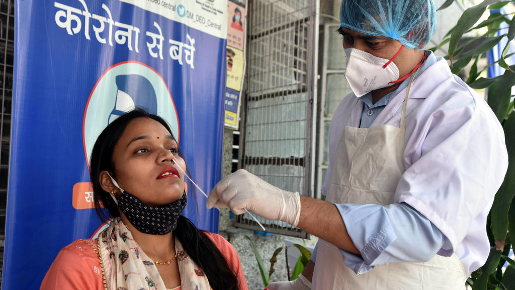 Frau in Indien bekommt Corona-Test