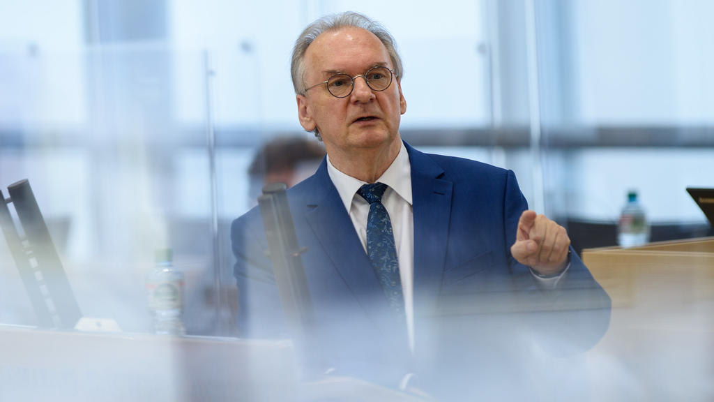 ARCHIV - 18.02.2021, Sachsen-Anhalt, Magdeburg: Reiner Haseloff (CDU), Ministerpräsident des Landes Sachsen-Anhalt, spricht im Plenarsaal des Landtages zu den Abgeordneten. (zu dpa «Haseloff zu neuen Russland-Sanktionen wegen Nawalny») Foto: Klaus-Di