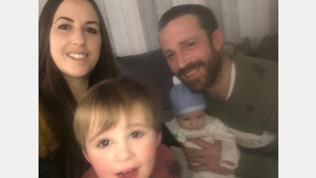 Tina Higginson mit ihren Söhnen Orion und Lucian sowie Papa Carl Owen.