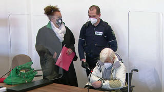 Der Vergewaltiger (rechts) mit seiner Verteidigerin und einem Justizbeamten.
