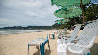 200929 -- BANGKOK, Sept. 29, 2020 -- Photo taken on Sept. 13, 2020 shows an empty beach in Phuket, Thailand. Thailand s Center for COVID-19 Situation Administration CCSA on Monday said it will allow more categories of foreigners into the country from October onwards.  THAILAND-PHUKET-COVID-19-FOREIGNERS-ENTRANCE ZhangxKeren PUBLICATIONxNOTxINxCHN 