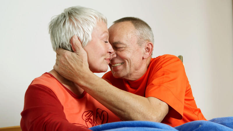 Zärtliches älteres Paar in Nachtwäsche im Schlafzimmer, aufgenommen im Dezember 2006. Nach derzeitigen Prognosen wird sich die Bevölkerungspyramide in Deutschland bis 2050 umgekehrt haben. Dann wird es nach Angaben des Statistischen Bundesamtes doppe