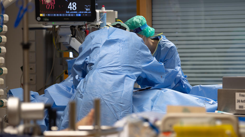 ARCHIV - 08.01.2021, Baden-Württemberg, Ludwigsburg: Medizinisches Personal legt auf einer Intensivstation des RKH Klinikums Ludwigsburg einem Covid-19-Patienten einen Zugang für die künstliche Beatmung. (zu dpa: «Experte: Planbare Eingriffe werden w