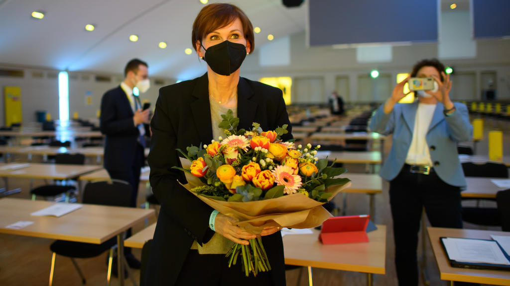 27.03.2021, Hessen, Willingen: Bettina Stark-Watzinger, neu gewählte Landesvorsitzende der FDP, steht nach ihrer Wahl mit Blumen beim digitalen Parteitag der FDP Hessen. Foto: Swen Pförtner/dpa +++ dpa-Bildfunk +++