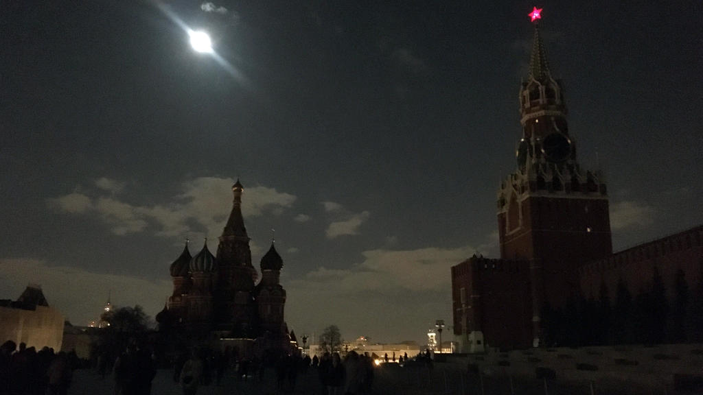 27.03.2021, Russland, Moskau: Licht aus am Kreml in Moskau: Russland hat sich der weltweiten Aktion «Earth hour» (Stunde der Erde) angeschlossen. Am Samstagabend erlosch für eine Stunde die Außenbeleuchtung am Sitz von Russlands Präsidenten im Zentru