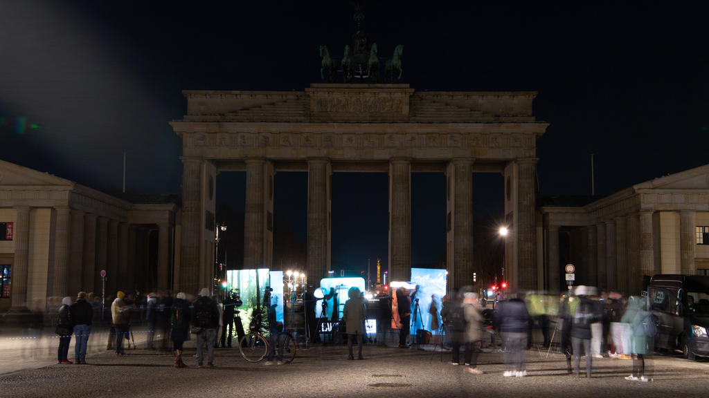 27.03.2021, Berlin: Das Brandenburger Tor liegt während der weltweiten Klima- und Umweltschutzaktion "Earth Hour" im Dunkeln. Für eine Stunde wurde die Beleuchtung abgeschaltet, um ein sichtbares Zeichen für den Erhalt unseres Planeten zu setzen. Fot