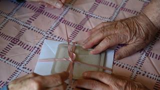 Ein ganz besonderes Geschenk - und eine rührende Geste. Ein Goldschmied aus Bayern hat ein Duplikat des gestohlenen Eherings einer Seniorin aus Essen gefertigt.