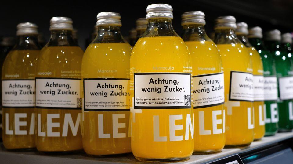 Lemonaid ergänz ironisch gemeinten Warnhinweis, sonst wären Millionen von Glasflaschen unbrauchbar.