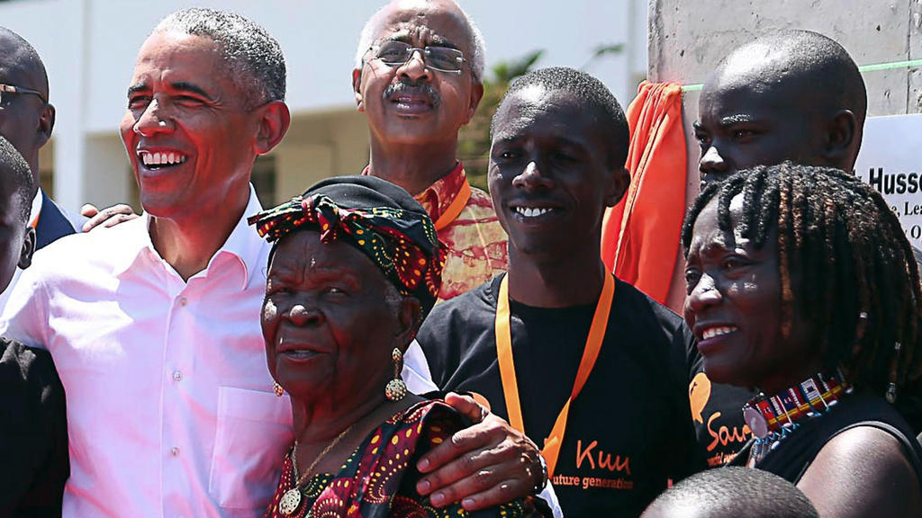 Dieses Foto zeigt Barack Obama, seine Stief-Oma und seine Schwester Auma 2018 gemeinsam in Kenia.