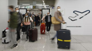 27.03.2021, Spanien, Palma: Passagiere kommen auf dem Flughafen Palma de Mallorca an. Zum Auftakt der Osterferien in Deutschland ist die Zahl der Corona-Infektionen auf Mallorca und den anderen Balearen-Inseln weiter niedrig. Auf der Insel, wo schon seit Tagen Tausende Deutsche im Urlaub sind und ab dem 27.03.2021 viele weitere volle Ferienflieger aus Deutschland erwartet wurden, gab es am 26.03.2021 nur wenige Neuinfektionen. Foto: Clara Margais/dpa +++ dpa-Bildfunk +++