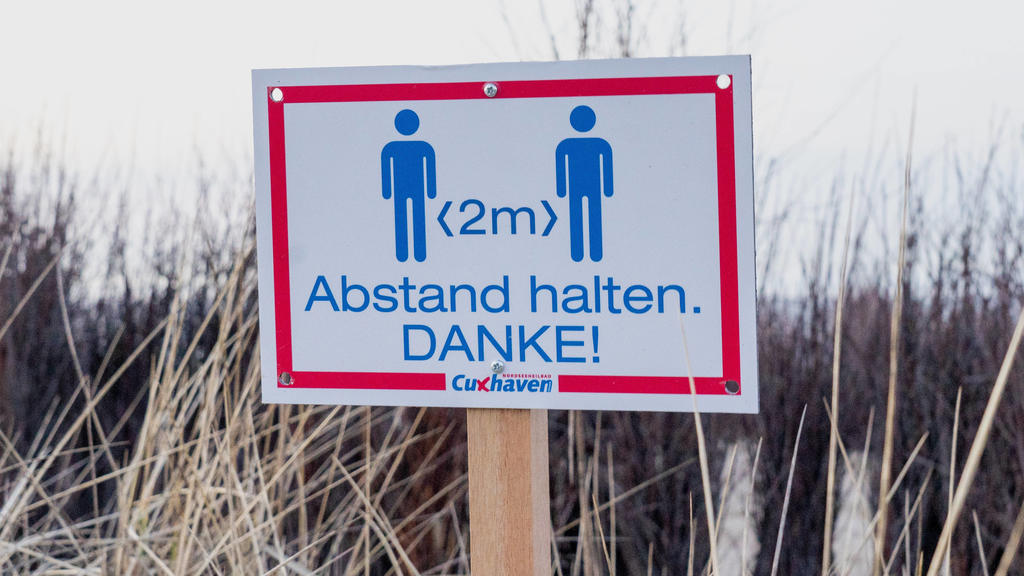 Schild Abstand halten an der Strandpromenade in Cuxhaven in NiedersachsenSchild Abstand halten an der Strandpromenade in Cuxhaven in Niedersachsen, Hamburg Hamburg Deutschland Cinemaxx Dammtor *** sign keep distance at the beach promenade in Cuxhave