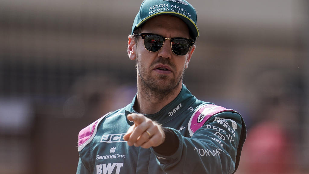 ARCHIV - 12.03.2021, Bahrain, Sakhir: Formel 1: Auftakt der Testfahrten vor der neuen Saison: Sebastian Vettel aus Deutschland vom Aston-Martin-Team bei einem Fotoshooting auf dem Bahrain International Circuit. (zu dpa «Schumacher, Vettel, Hamilton: