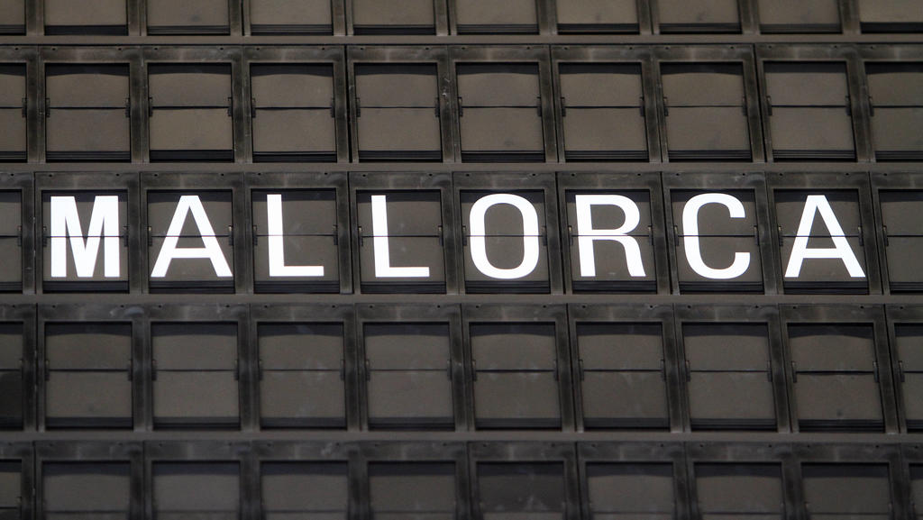 Das Reiseziel Palma de Mallorca wird an der Anzeigetafel im Flughafen Frankfurt angezeigt. Die Lieblingsinsel der Deutschen ist wieder zum Covid-19 Risikogebiet deklariert worden, was bei allen Rückkehrern eine Pflicht zum Coronatest zur Folge hat,