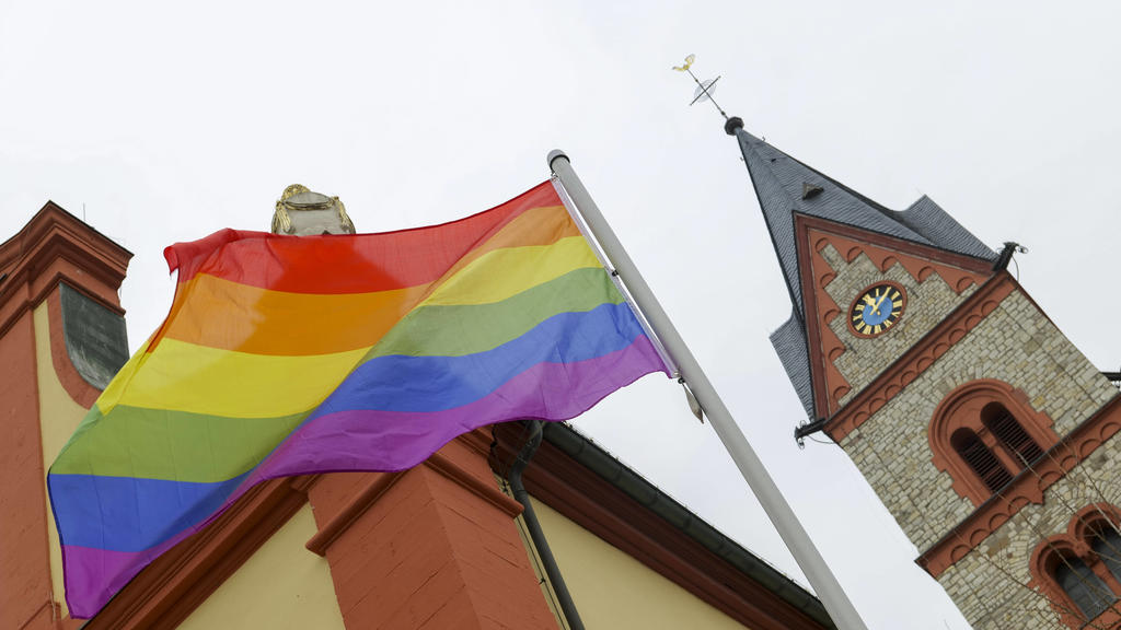 Nachdem der Vatikan verkündete, homosexuelle Paare weiterhin nicht segnen zu wollen, zeigt eine Protestaktion jetzt Flagge: An der rheinhessischen Katholischen Kirche St. Georg in Nieder-Olm wurde die Regenbogenfahne gehisst als Zeichen für Toleranz