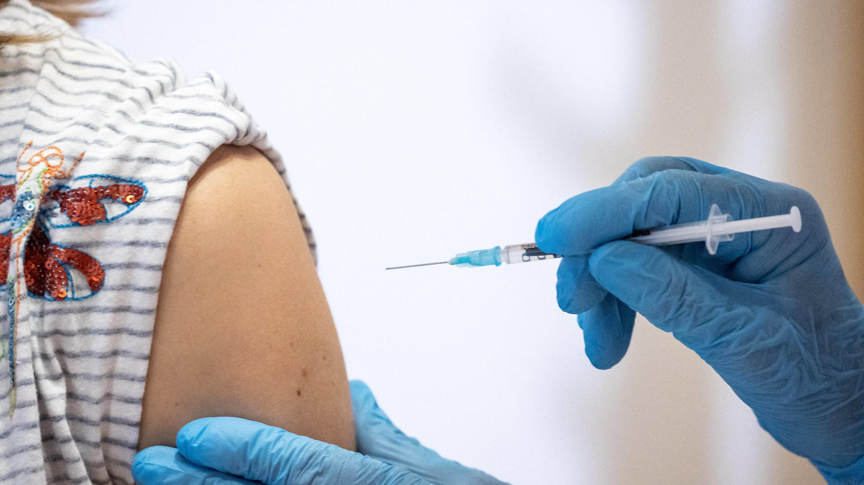Impfungen und Antikörper sollen vor der südafrikanischen und brasilianischen Corona-Variante schützen.