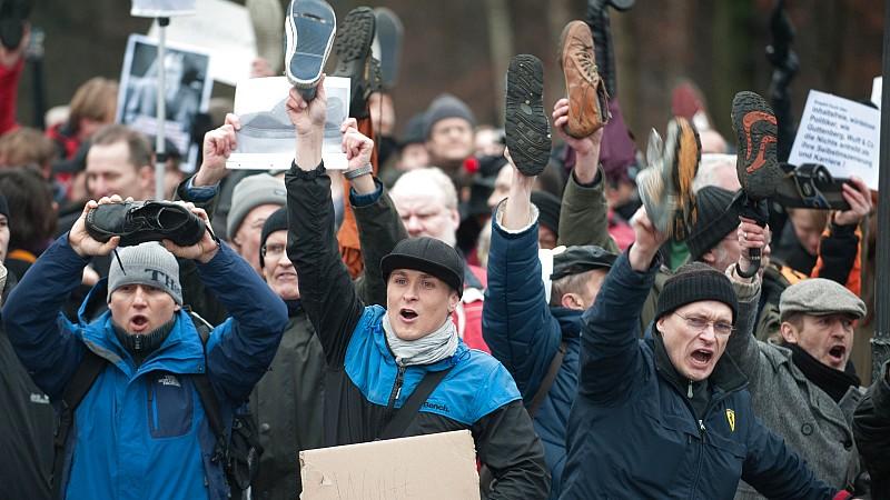 "Shoe for you, Mr. President": Demonstration gegen Wulff