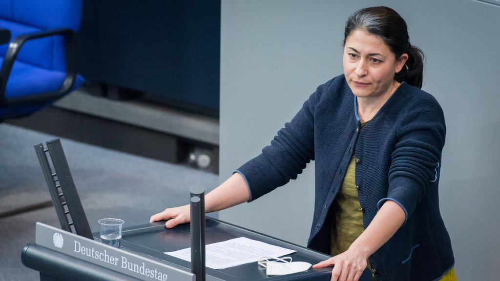 Berlin, Plenarsitzung im Bundestag Filiz Polat Bündnis 90/Die Grünen während der Sitzung des Deutschen Bundestags am 12.02.2021. Berlin Bundestag Berlin Deutschland *** Berlin, plenary session in the Bundestag Filiz Polat Bündnis 90 Die Grünen durin