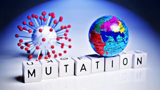  News Bilder des Tages Buchstabenwürfel bilden das Wort Mutation neben einem Coronavirus-Modell *** Letter cubes form the word mutation next to a coronavirus model