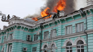 Krankenhausdach in Russland brennt