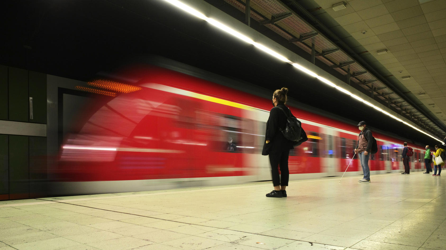 am-donnerstagabend-ist-an-der-frankfurter-s-bahn-station-hauptwache-ein-71-jahriger-mann-von-einem-zug-uberrollt-worden-und-ums-leben-gekommen