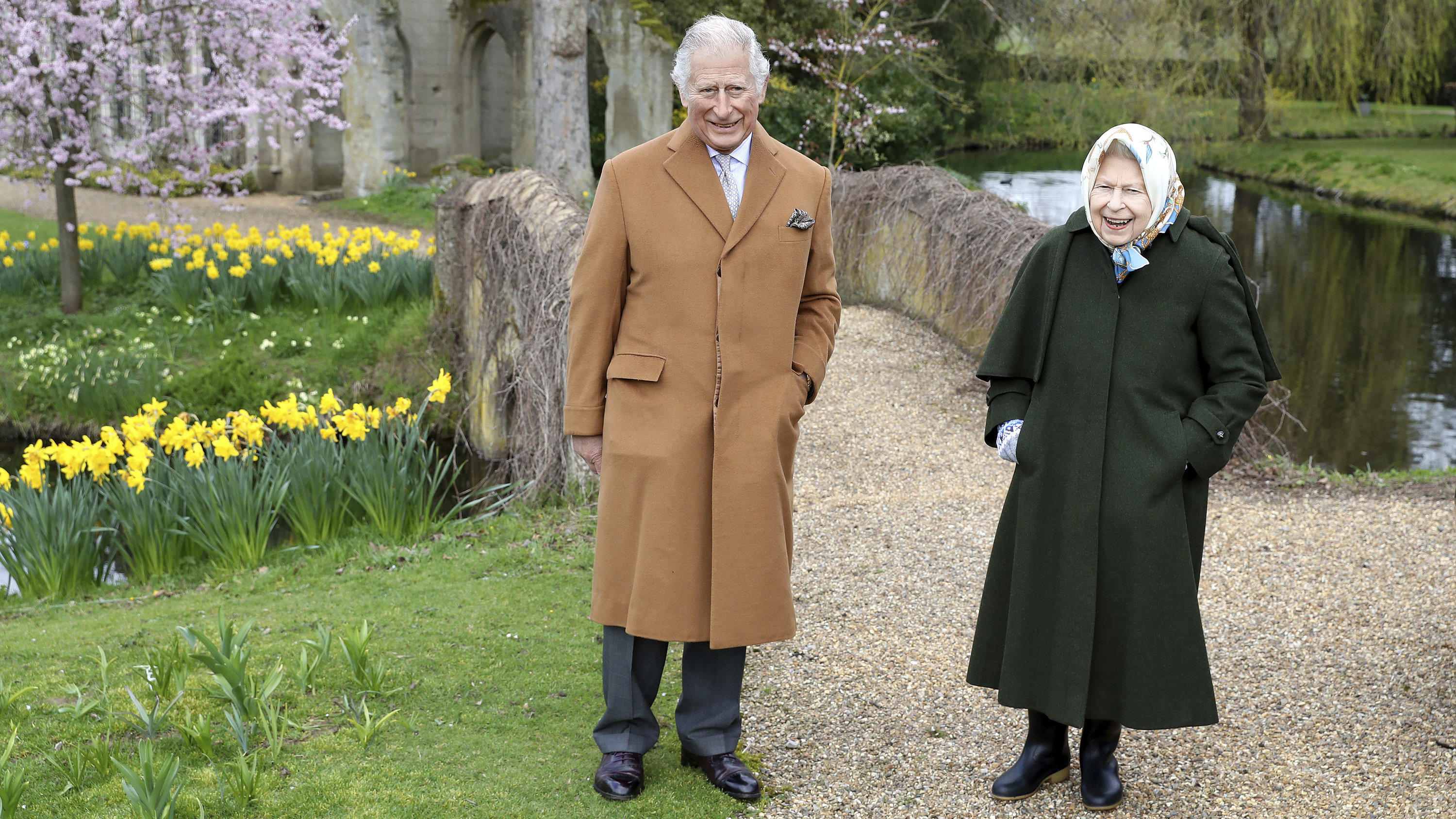 Prinz Charles und Königin Elisabeth II. starten gut gelaunt in die Osterfeiertage. 