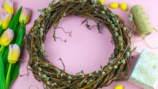  Easter wreath, yellow Easter eggs around tulips, gifts and wrapping paper Copyright: xuspmenx Panthermedia28210951