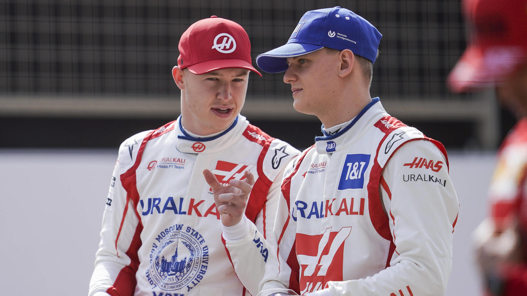 Nikita Mazepin (links) und Mick Schumacher (rechts müssen sich in ihrem ersten F1-Jahr noch beweisen. Im Haas dürften große Glanzlichter allerdings schwer werden