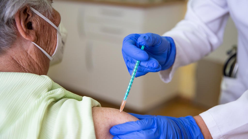 30.03.2021, Baden-Württemberg, Pforzheim: Nicola Buhlinger-Göpfarth (r), Fachärztin für Allgemeinmedizin, impft in ihrer Praxis eine Patientin gegen das Coronavirus. Dabei wird der Impfstoff von Biontech/Pfizer genutzt. Foto: Christoph Schmidt/dpa ++