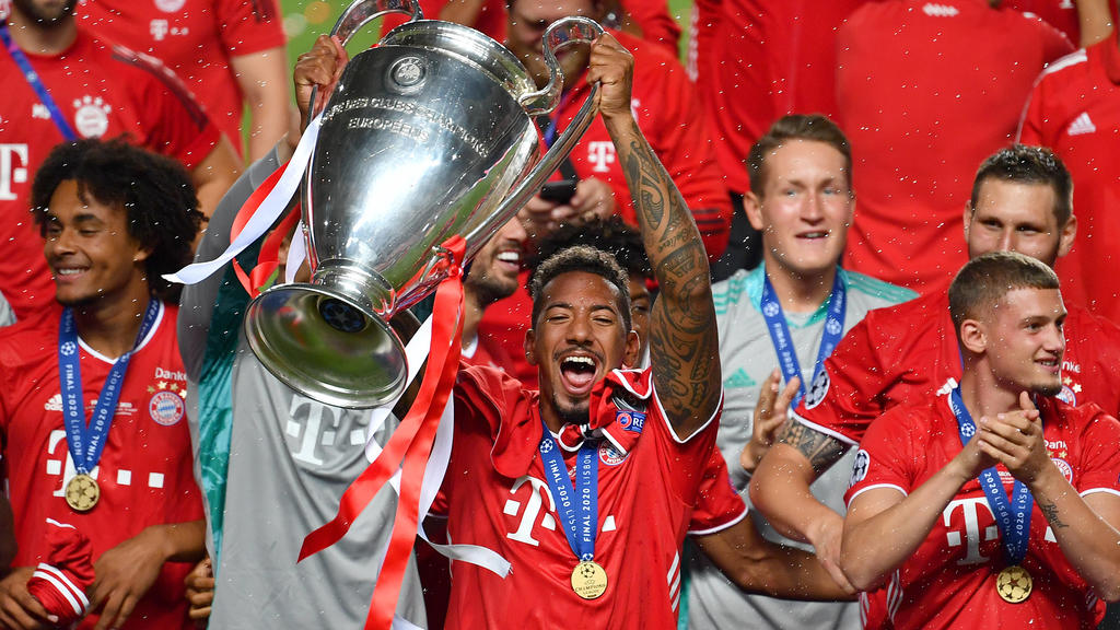 Fussball Champions League/ Finale/ Paris St. Germain - Bayern Muenchen 0-1 Jerome BOATENG Bayern Muenchen mit Cup,Pokal,Trophaee,trophy,Siegerung. Teamfoto,Team,Mannschaft,Mannschaftsfoto. Fussball Champions League, Finale, Paris St. Germain PSG-FC